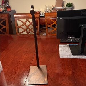 Adjustable metal display holder